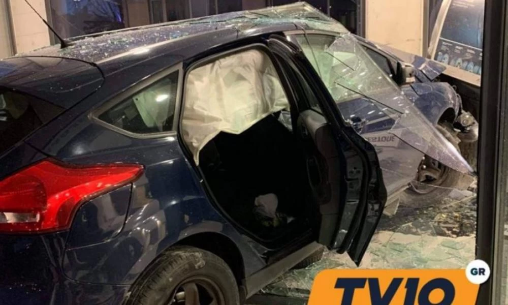 Τρίκαλα: Αυτοκίνητο έπεσε πάνω σε βιτρίνα καταστήματος
